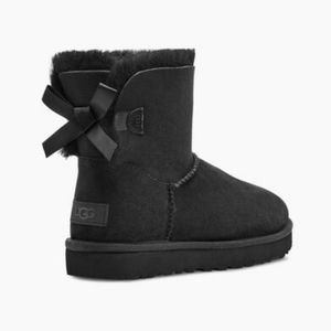 ugg bow black